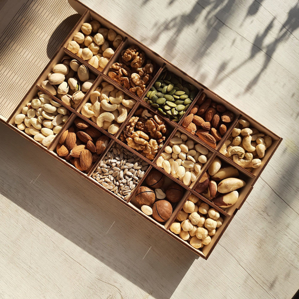 Дерев'яна коробочка з горіхами до Нового Року на 15 комірок Царство Меду 500 грам Одеса - фото 1