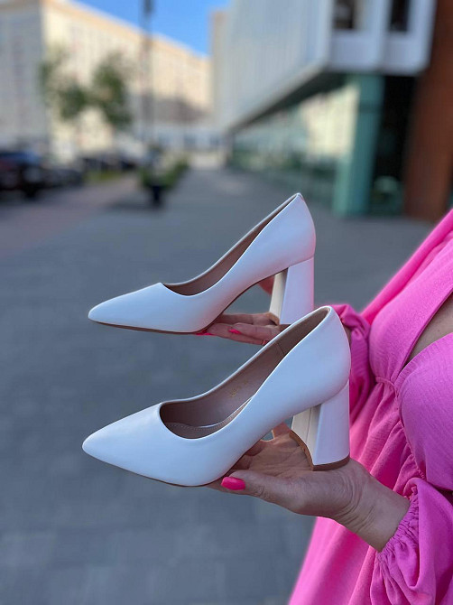 Meideli Модні жіночі туфлі з гострим носком на грубих підборах 8 см. з еко-шкіри білі весна-осі Коломия - фото 9