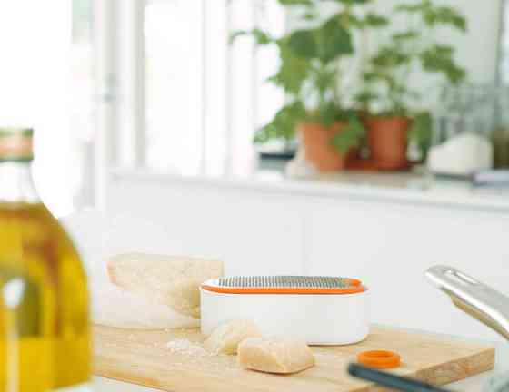 Двусторонняя Тёрка с контейнером Fiskars 