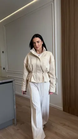 Стильна жіноча куртка із замшевої тканини — універсальний варіант для весни та міжсезоння. Одеса