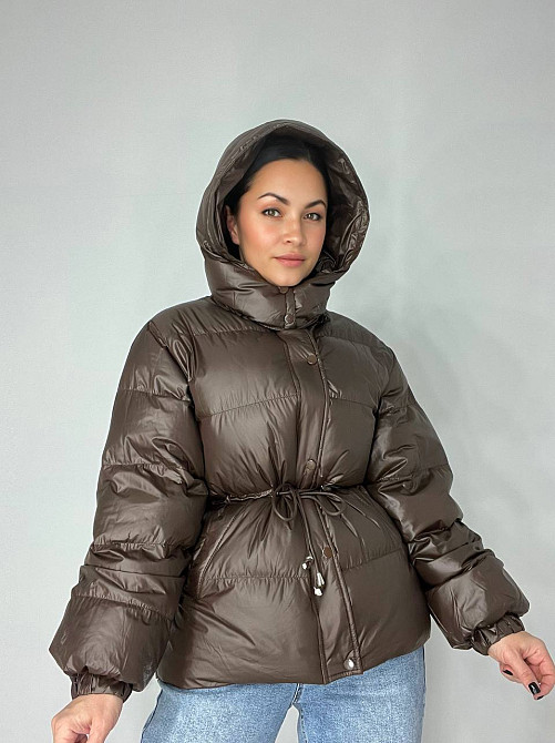 Куртка женская Fashion 2401 глянцевая удлиненная с капюшоном пояс шнурок коричневый, коричневый, M Киев - изображение 17