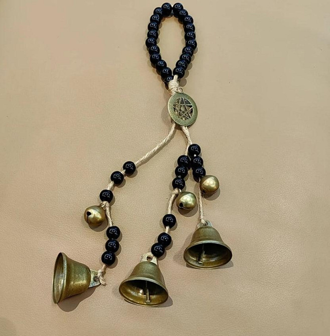 Подвеска с ведьмиными колокольчиками и бусинами. Ведьминский декор на двери. Латунный колокольчик дл Киев - изображение 1
