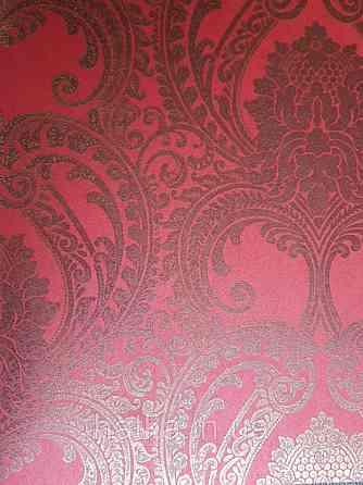 Обои флизелиновые  Khroma Serenade SER206 вензеля розетки завитки золотом на бордовом фоне Киев