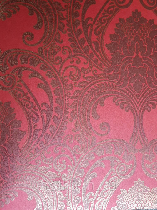 Шпалери флізелінові Khroma Serenade SER206 вензелі розетки завитки золотом на бордовому тлі Київ - фото 1