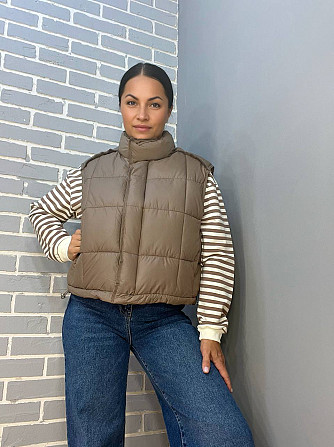 Жилетка женская Lady Yep 9039 стеганная короткая вставка из экокожи на спине капучино, капучино, 42 Киев - изображение 15