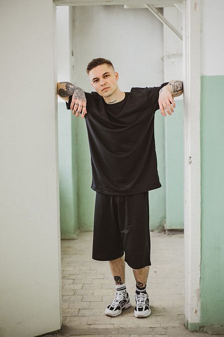 Чоловіча футболка оверсайз Player з подовженим рукавом трикотаж літня вільна на кожен день чорна Одеса - фото 2