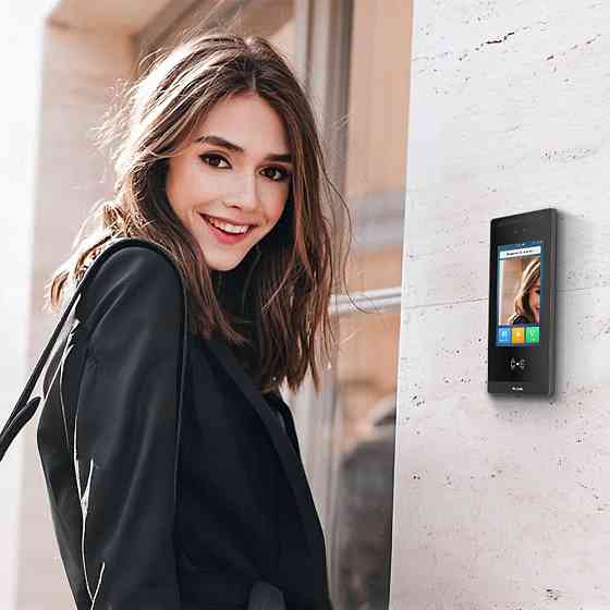 IP-відеопанель багатоабонентська 2Mp Akuvox E18C з екраном 7