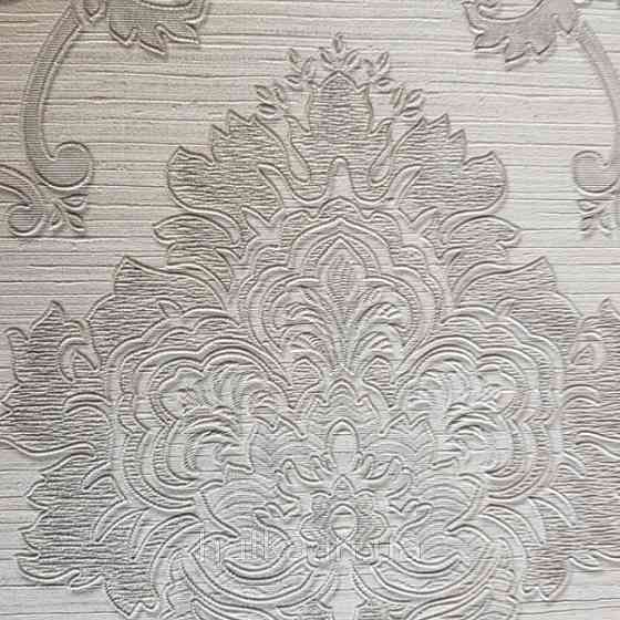 Шпалери вінілові на флізелін Grandeco Montana A45003 метрові вензелі сірі сріблом на ясно сірому під тканина Київ