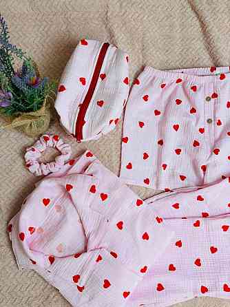 Подарунковий бокс Жіноча муслінова піжама (сорочка + штани) чоловічі шорти-труси, косметичка та гумка в подарунок у червоні серця Кам'янець-Подільський