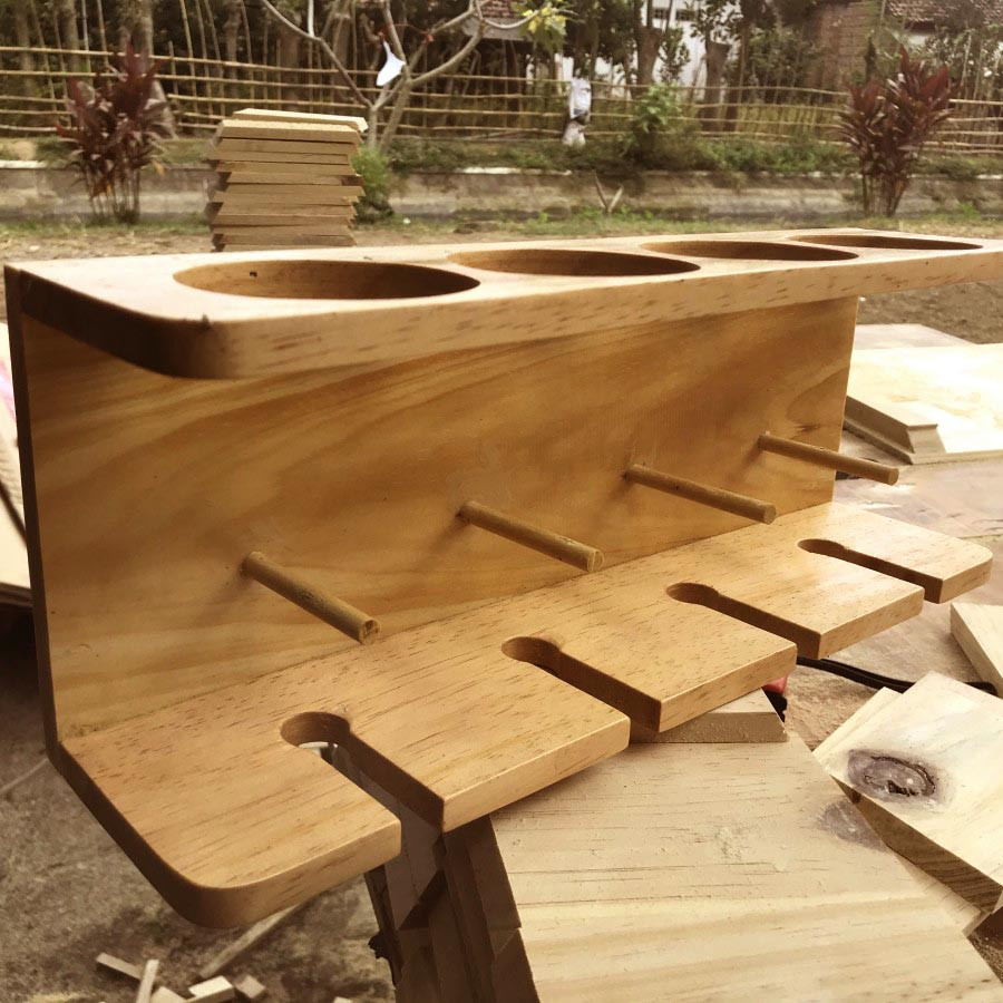 Настенная винная полка 