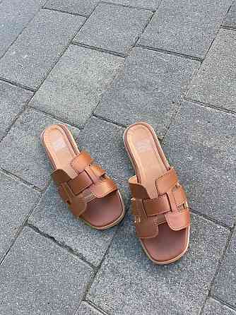 Jasmine Стильні жіночі шкіряні шльопанці на плоскій підошві коричневі Jasmine 407 р. 36-40 / Шл Коломыя