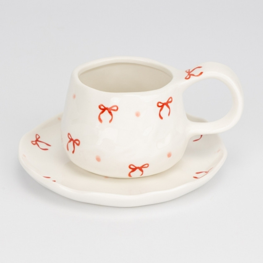 Чашка з блюдцем у святковому дизайні 