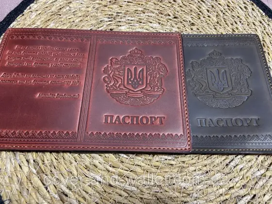 Патріотична шкіряна обкладинка на паспорт України бордового кольору ST Leather Київ