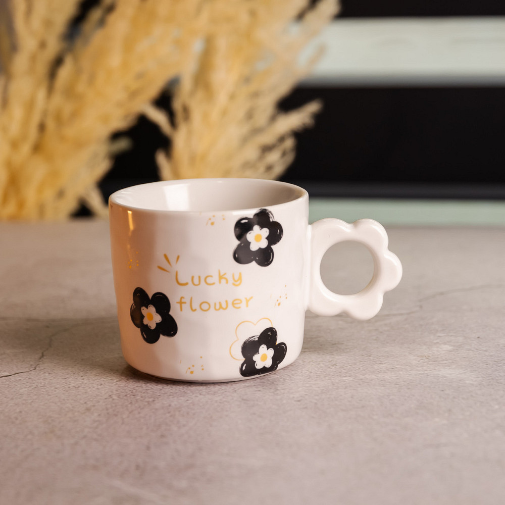 Красивая фарфоровая чашка 