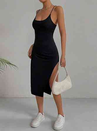 Жіноча трендова моделююча міді сукня на бретелях з розрізом збоку Одеса
