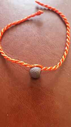 Красный браслет-нить с бусинкой Киев