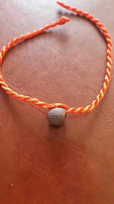 Красный браслет-нить с бусинкой Киев - изображение 3