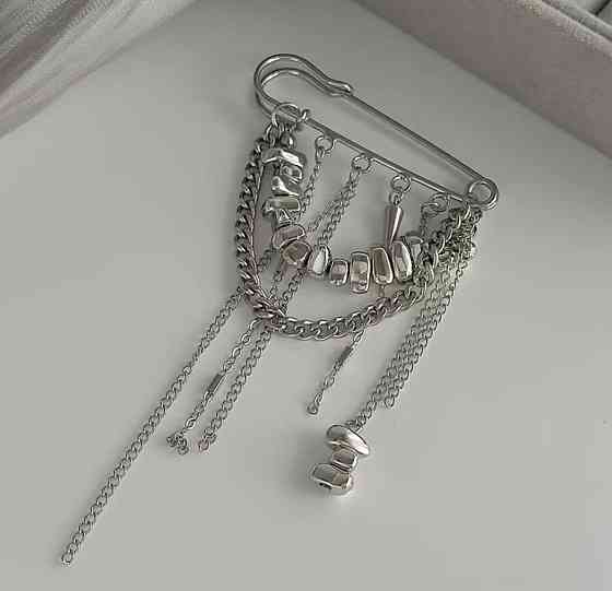 Брошка булавка з ланцюжками срібляста, декоративна шпилька на одяг, стильний аксесуар унісекс Київ