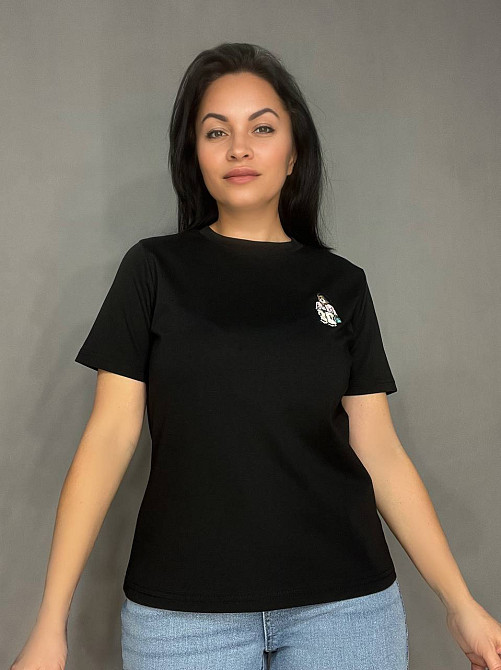 Футболка женская A-N 26001 базовая однотонная с небольшой вышивкой мишка впереди средняя длина one size, черный, one size Киев - изображение 8