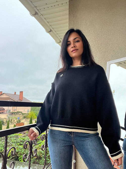 Светр жіночий A-N 6101 широкий оверсайз прикраса вензель попереду з камінням, чорний, one size Київ - фото 5