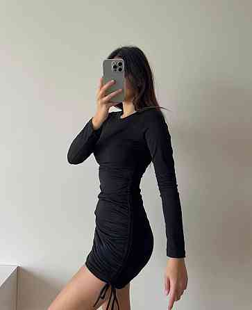 Женское стильное черное платье с затяжками по бокам с длинным рукавом плотный микродайвинг Одесса