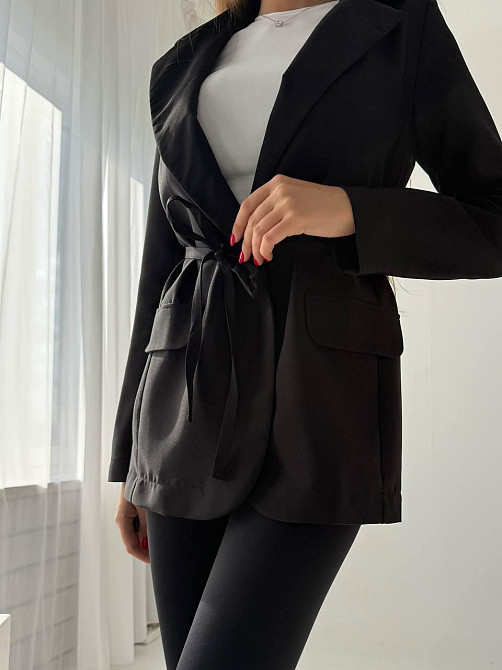 Жіночий приталений піджак без підкладки з підплічниками костюмка Чорний Одеса - фото 4