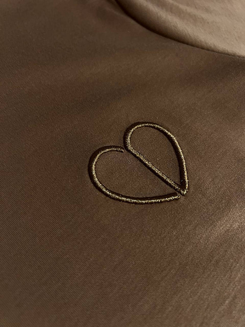 Футболка жіноча A-N 27040 базова по фігурі з вишивкою серце, коричневий, one size Київ - фото 12