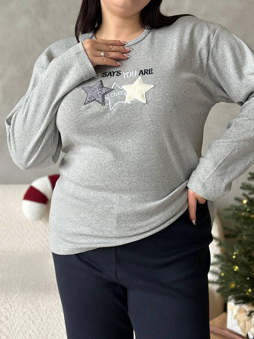 Піжама жіноча великого розміру штани та лонгслів батал PLUS SIZE з вишивкою зірки для дому та сну з довгими рукавами сіра Одеса - фото 2