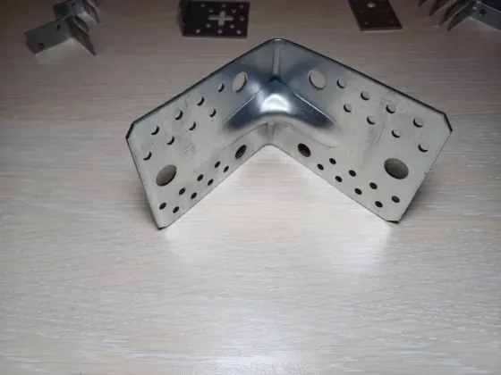 Кутник універсальний з ребром жорсткості 145×145×95 (2, 5 мм) Українка