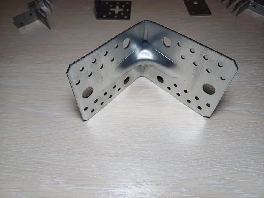 Кутник універсальний з ребром жорсткості 145×145×95 (2, 5 мм) Українка - фото 1