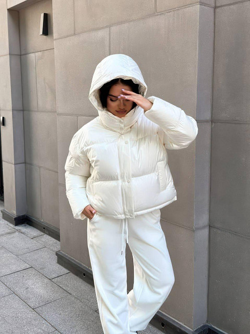 Женская короткая куртка дутик с карманами и капюшоном плащевка перламутр на синтепоне Белый, 44/46 Одесса - изображение 1