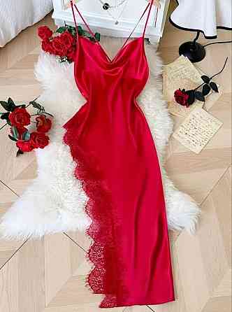 Женская атласная ночная сорочка с кружевным разрезом на бретелях S красный Киев