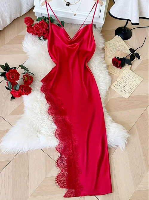 Женская атласная ночная сорочка с кружевным разрезом на бретелях S красный Киев - изображение 1