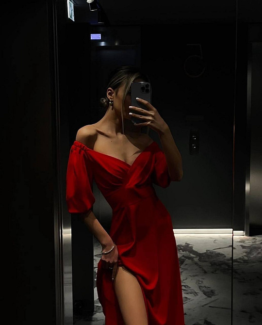 Женское романтическое приталенное платье с разрезом костюмка Красный, 44/46 Одесса - изображение 1