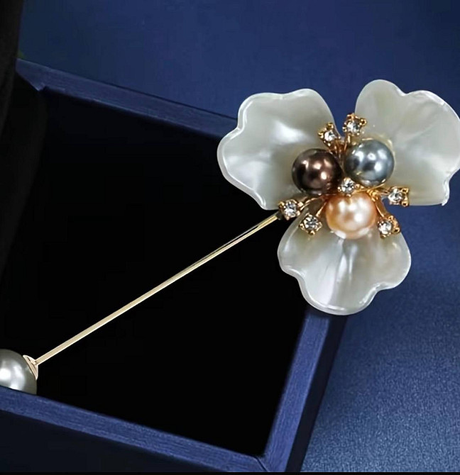 Брошка шпилька квітка з перлинами, декоративна брошка для сукні, піджака та пальто, жіноча брошка квітка з підвіскою Київ - фото 1