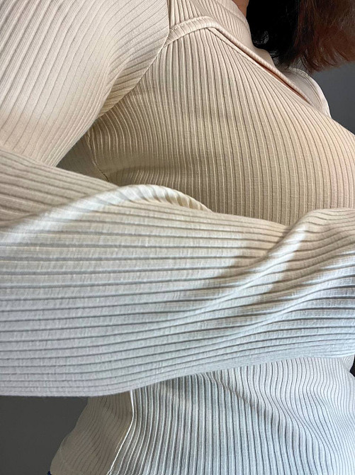 Лонгслив женский ITAKA 5370 гольф с акцентным вырезом на груди в рубчик, молочний, one size Киев - изображение 9