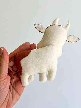 М’яка фетрова іграшка корова ручної роботи – безпечна розвиваюча іграшка Київ