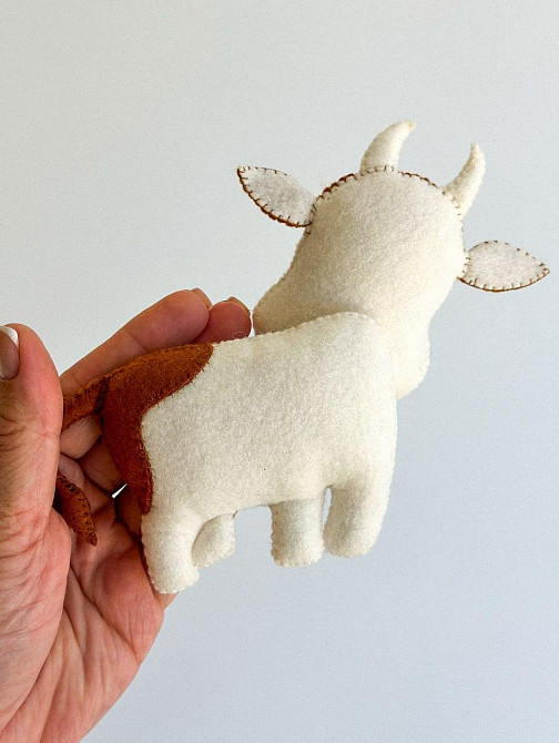 М’яка фетрова іграшка корова ручної роботи – безпечна розвиваюча іграшка Київ - фото 2