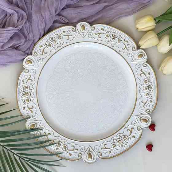 Набор тарелок пластиковых круглые,2 шт для сервировки стола 33 см, подставные, многоразовые,белые с золотистым узором Каменец-Подольский