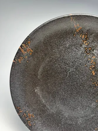 Керамическая тарелка с темным фактурным узором 26 см Коломия