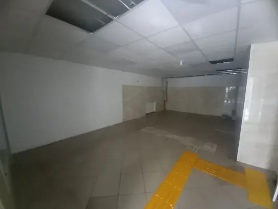 Суборенда 80 м2\ оренда 107 м2 на Робочій 160. Червона лінія, окремий вхід, 2 великих вікна на червону лінію. Власний туалет, точки води і каналізації Дніпро