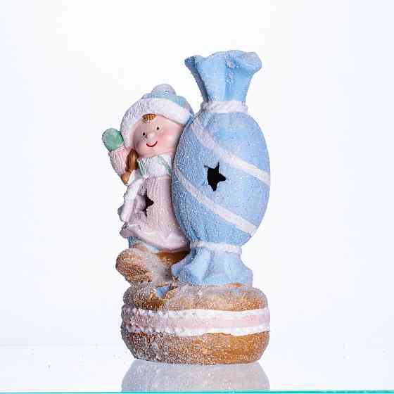 Yiwu Новорічна декоративна фігурка з підсвіткою 12×9×20.5 см Новорічний декор Дитина з цукеркою Коломия