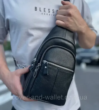 Зручна чоловіча сумка-слінг із фактурної шкіри чорного кольору Puos Київ