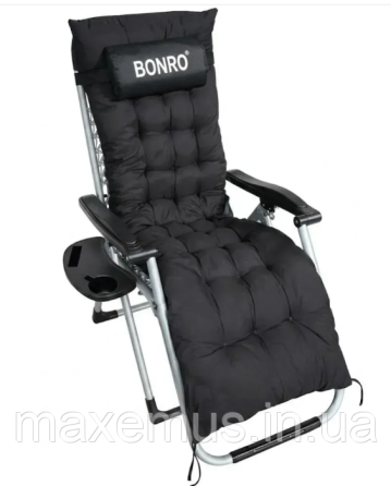 Садовый шезлонг-кресло Bonro B03 с подушкой и подставкой раскладной туристический шезлонг для отдыха черный Мостиська