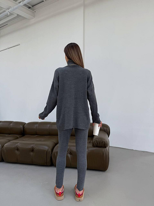 Женский прогулочный оверсайз костюм: свитер в рубчик оверсайз и лосины с эффектом утяжки вязка Графит Одесса - изображение 3