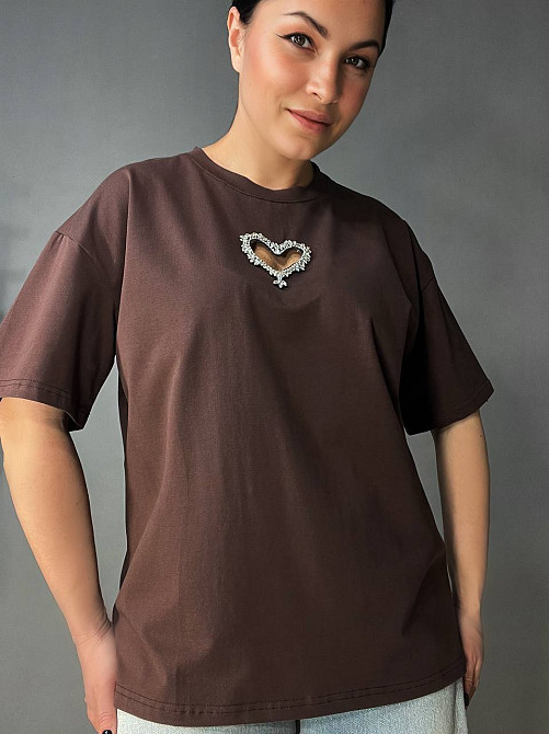 Футболка женская A-N 27009 оверсайз с вырезом в форме сердца с камнями, коричневый, one size Киев - изображение 19