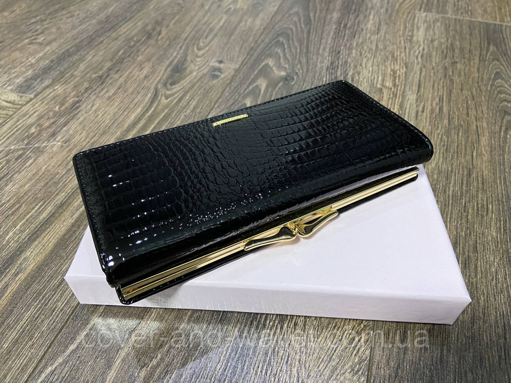 Чорний лаковий жіночий гаманець з натуральної шкіри на магнітній фіксації Marco Coverna Київ - фото 1