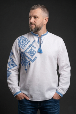Стильна біла чоловіча вишиванка з з асиметричним блакитним орнаментом Заграва Київ