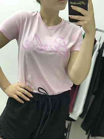 Женская розовая футболка 