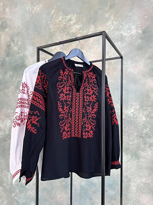 Женская современная вышиванка с красной вышивкой 80% коттон, 20% полиэстер Черный, 46 Одесса - изображение 2